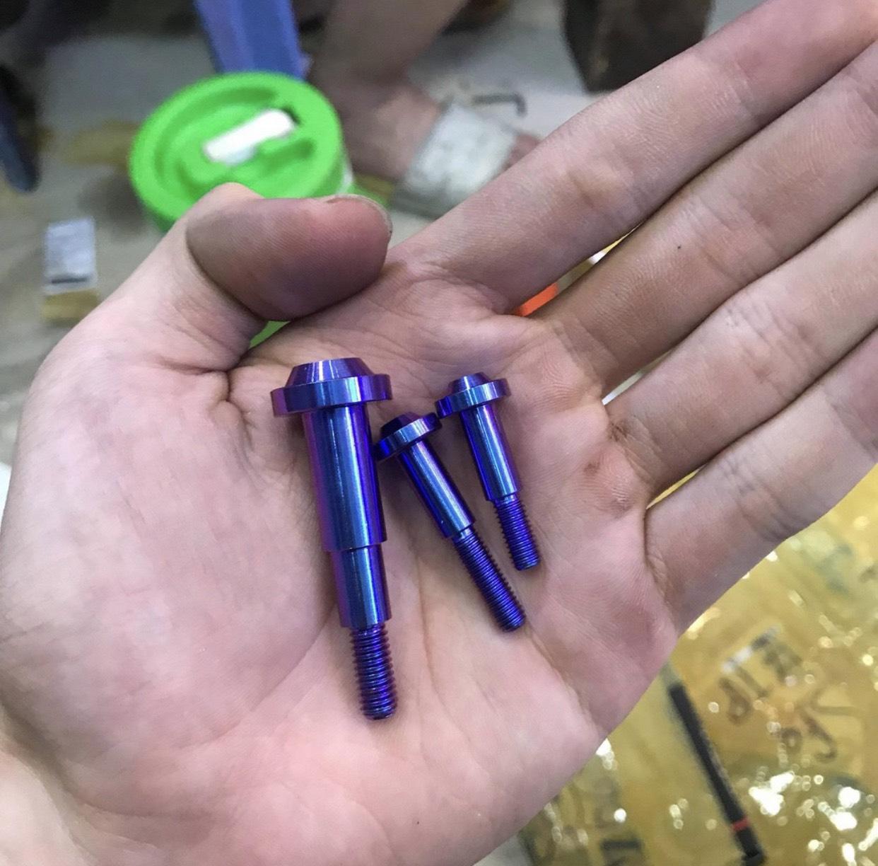 3 con ốc tay thắng Titan Gr5 trái và phải cho Vario 2018 2019 2020