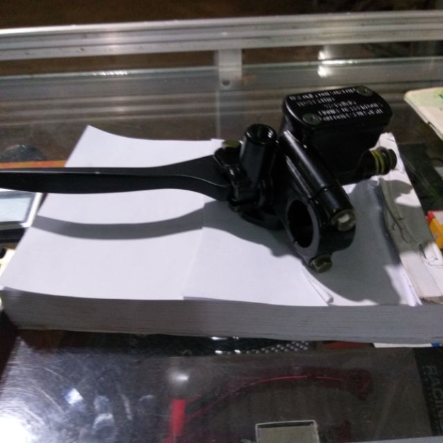 Cùm tay dầu bên trái