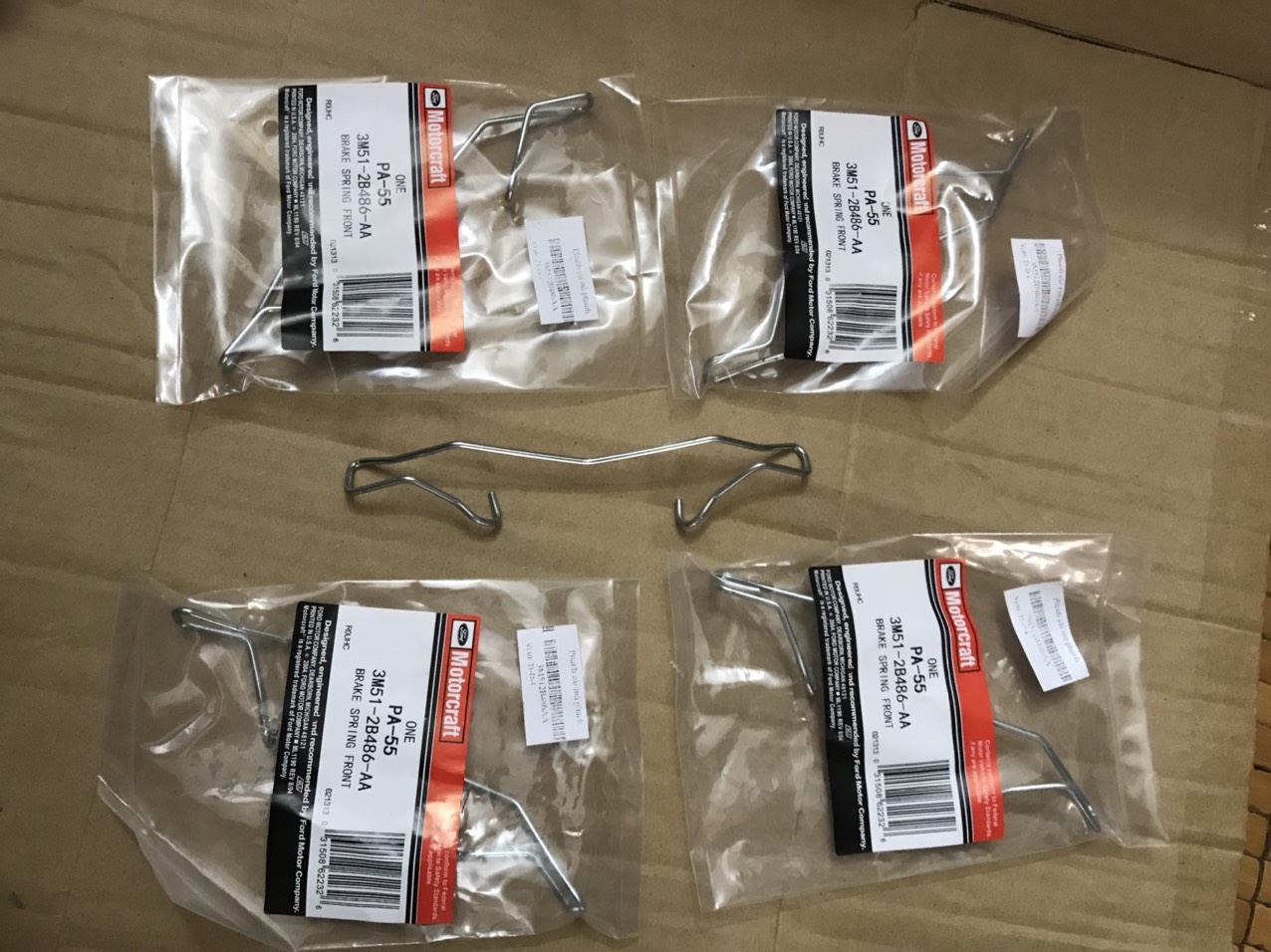 Phanh cài má phanh trước focus 3M512B486AA (250.000đ/1 cái)