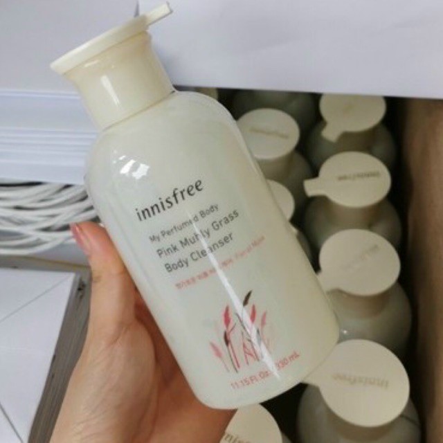 Cặp gội xả innisfree REPAIRING SHAMPOO trắng kèm túi Các thành phần trà cung cấp độ ẩm cho tóc của bạn và làm sạch gàu. Phù hợp với tóc thường hoặc tóc khô Hương thơm dễ chịu và nhẹ nhàng.