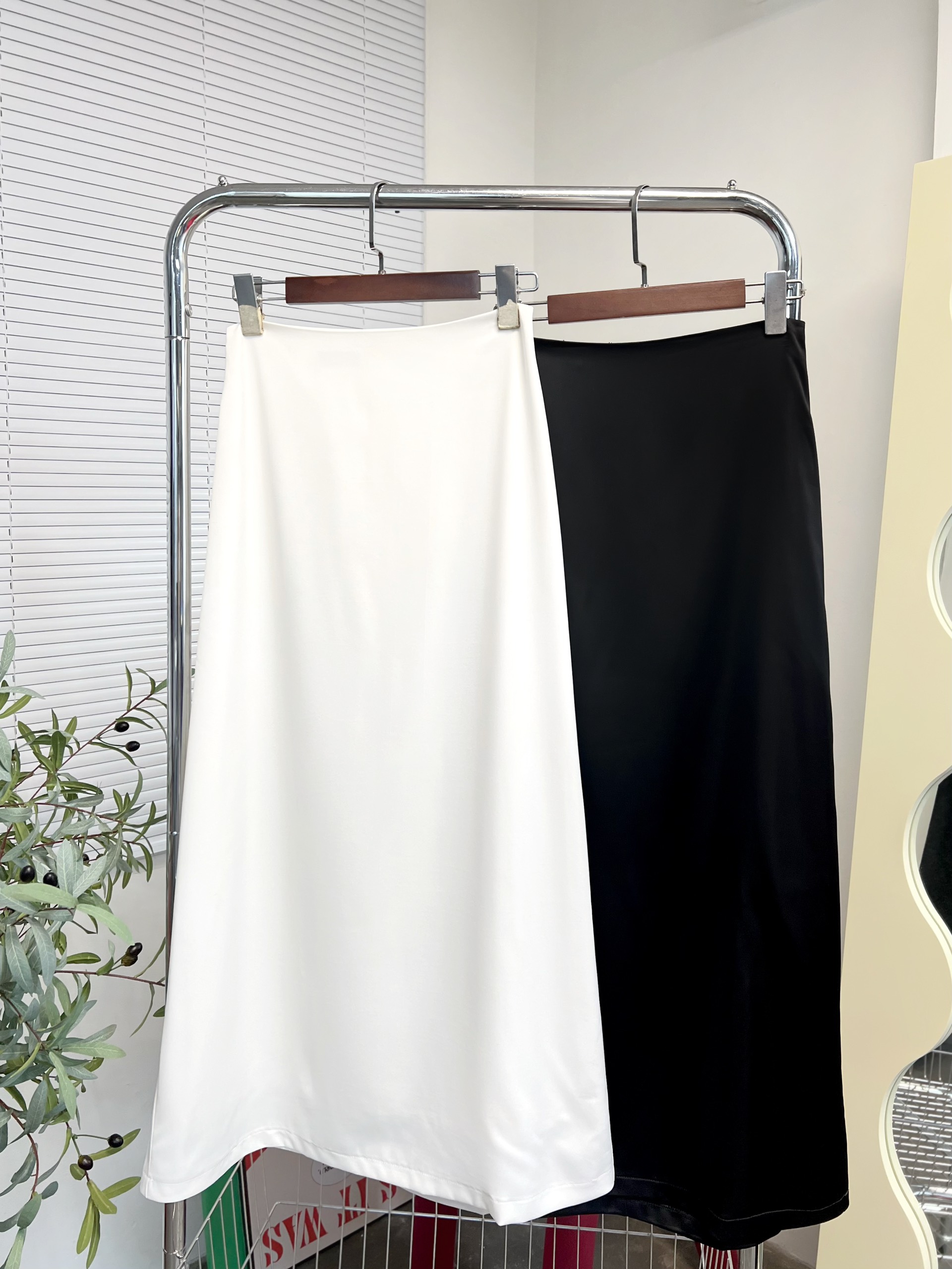 MÌ - CHÂN VÁY LỤA DÀI JUGI - JUGI SATIN SKIRT