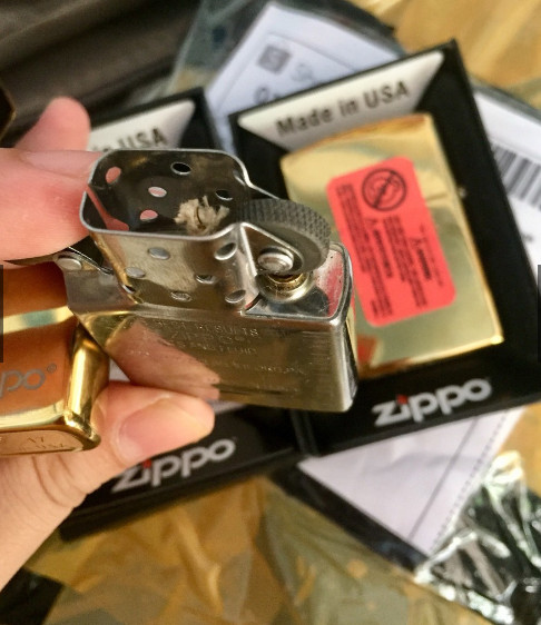Bật Lửa Zippo Màu vàng họa tiết Chó Sói- Ruột Trắng