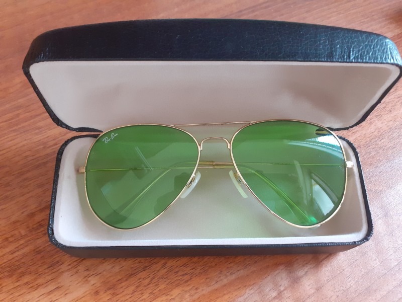 Giá bán kính Ray -ban