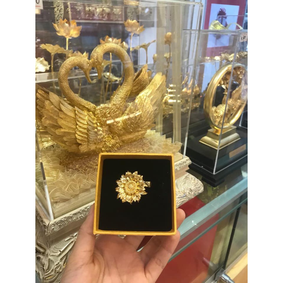 Gold inlaid corsage flower