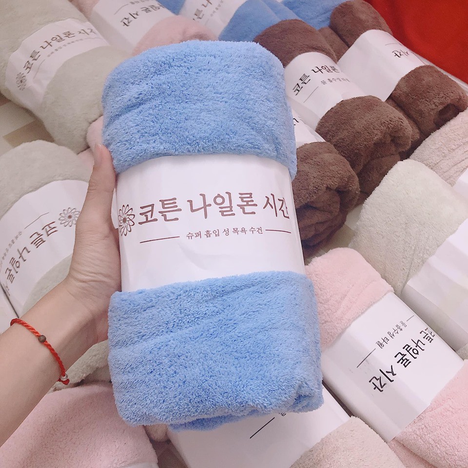 Khăn tắm lông cừu hàn quốc kích thước 70x140cm thấm hút cực kỳ tốt, chất bông siêu mềm mịn thích họp cho cả bé sơ sinh và cả gia đình. Khăn Tắm Hàn Quốc xuất khẩu 100% Cotton Cao Cấp