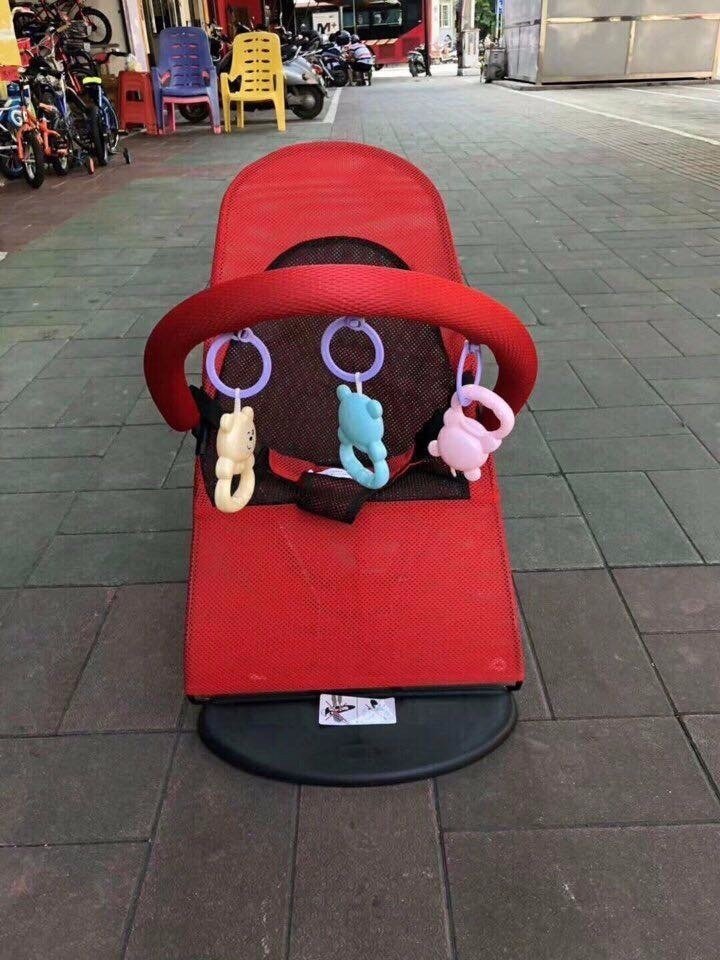 Ghế rung có đồ chơi cho bé