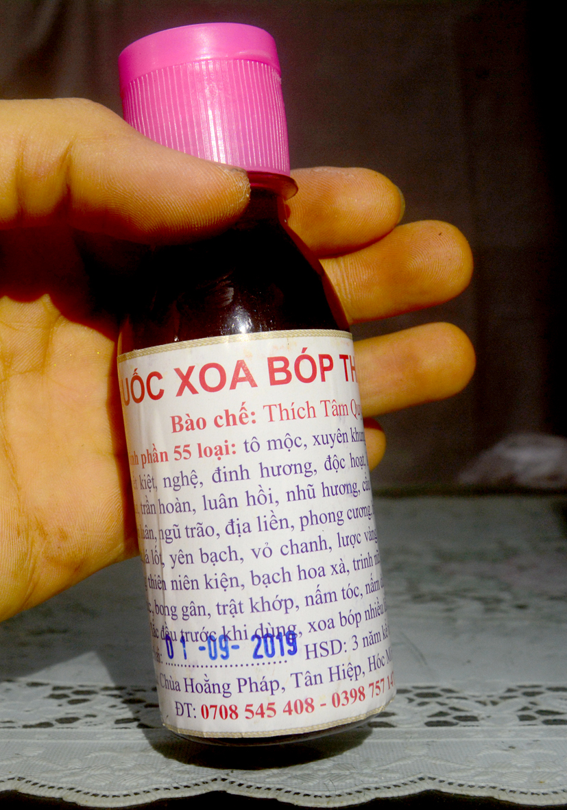 Dầu xoa bóp thảo dược chùa Hoằng Pháp