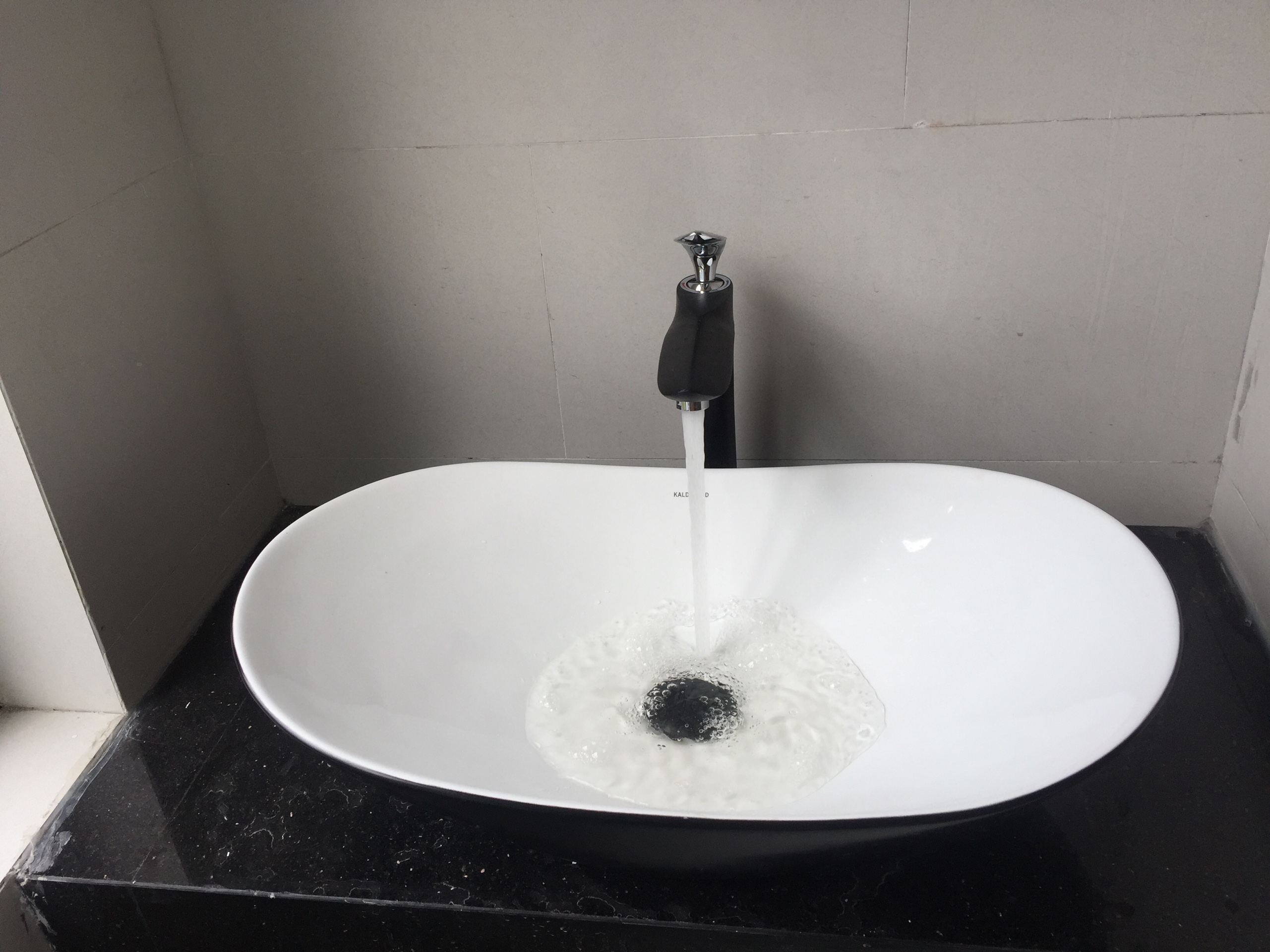 Chậu Lavabo rửa mặt đặt bàn cao cấp EBEC LV-03
