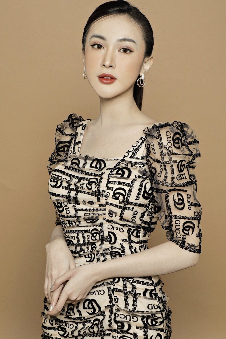 Đầm body chữ tay lỡ