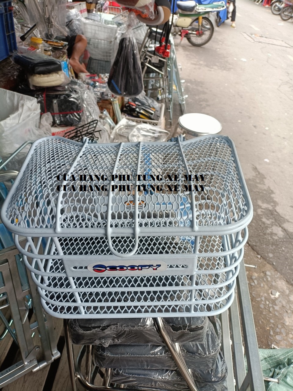 Rổ trước xe Scoopy có nắp đậy