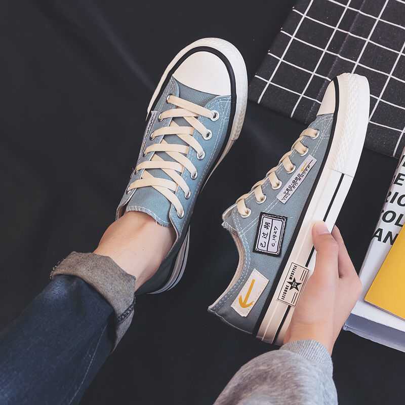 Giày Converse thiết kế giản dị
