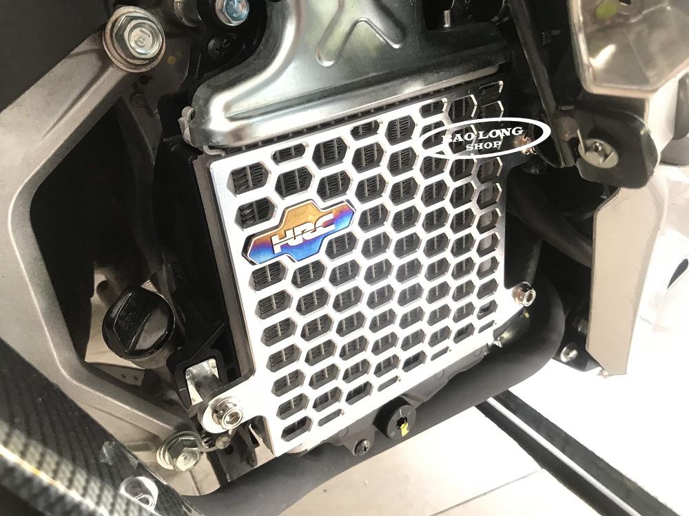 Che Két Nước Nhôm Trắng + Tem Titan HRC gắn Vario ,Airblade