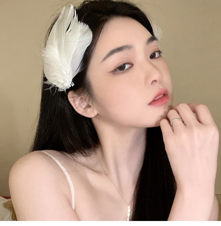 1 chiếc kẹp tóc lông vũ đính ngọc xinh đẹp
