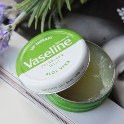 Dưỡng môi Vaseline Lip Therapy bản UK (hộp thiếc 20g)