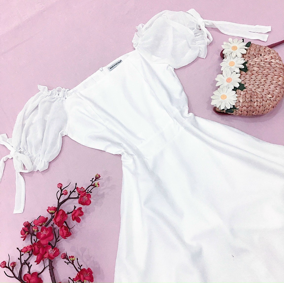 Đầm trắng tầng tay voan