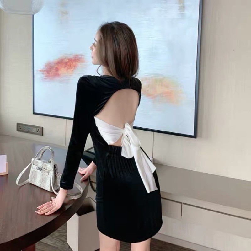 ĐẦM NHUNG ĐEN PHỐI CỘT NƠ LƯNG TRẮNG