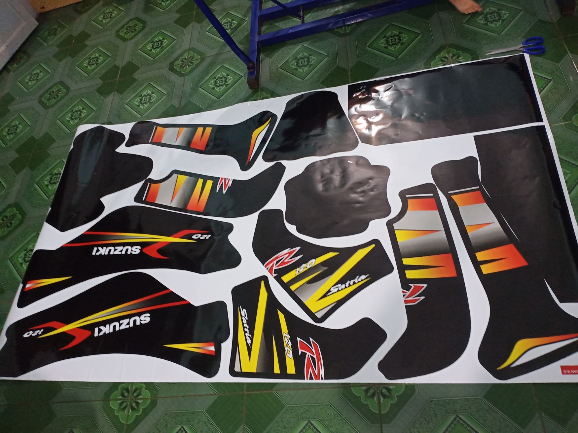tem trùm satria 120 R 2000. ko bay màu