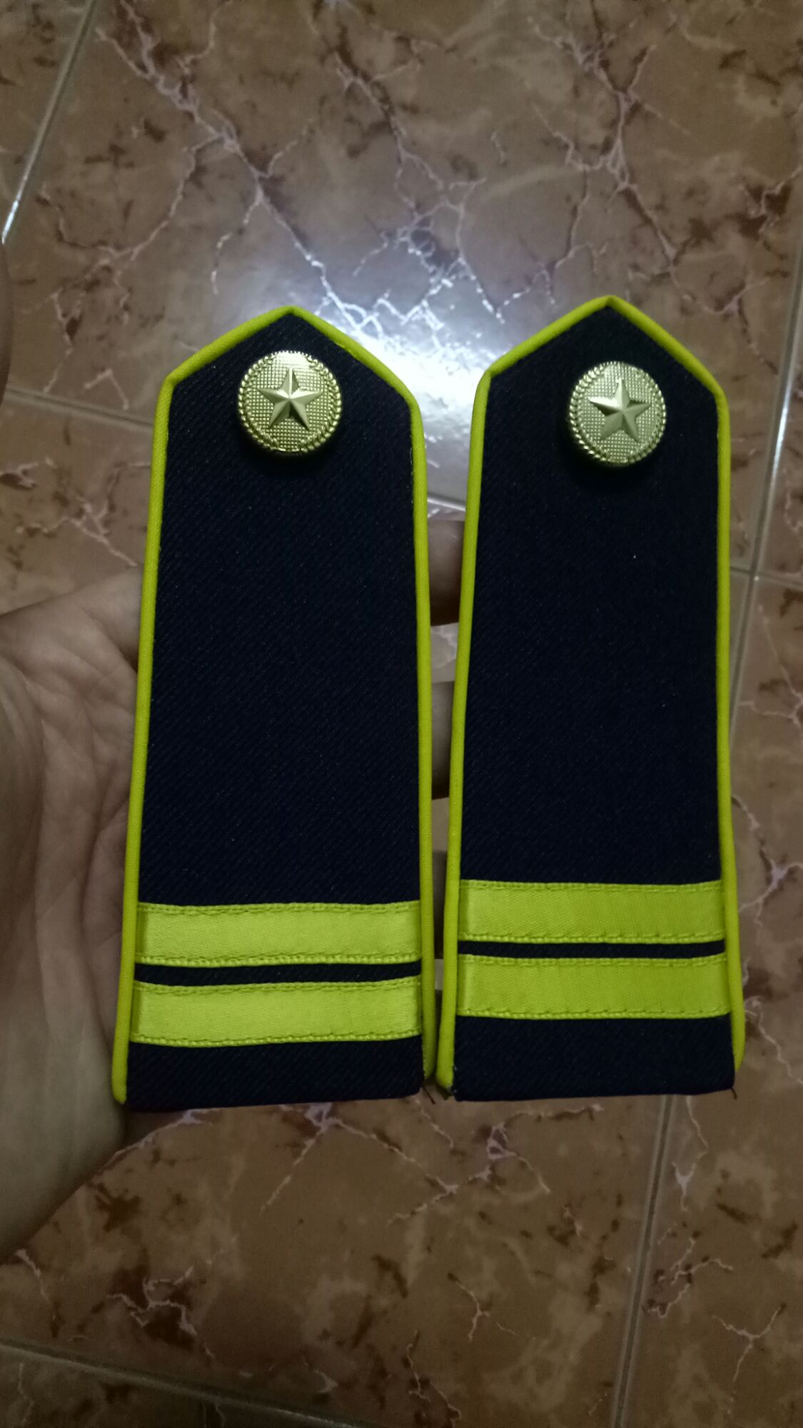 Cầu vai bảo vệ vạch vàng 2 vạch.