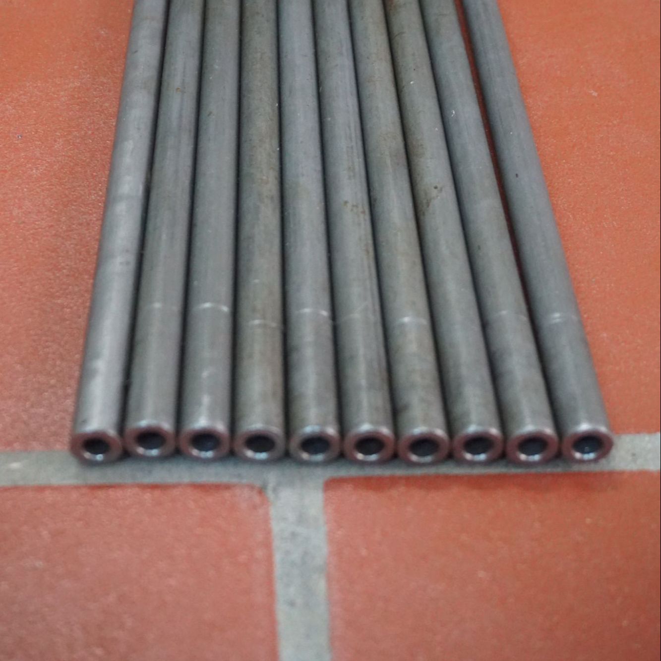 Ống thép đúc lỗ 8.05 phi 16 dài 80cm (phi 16 lỗ 8.05 dài 80cm)