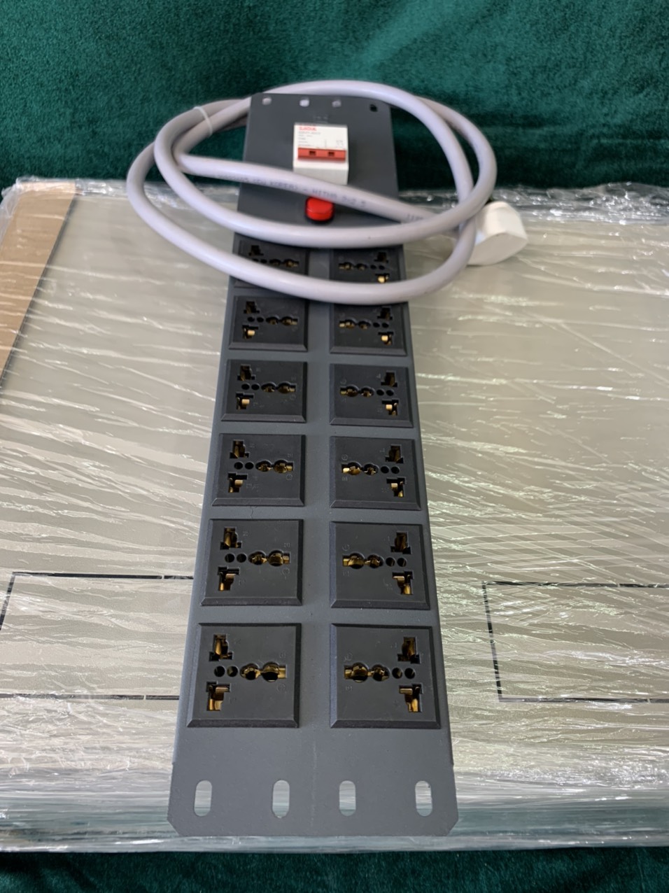 Ổ CẮM ĐIỆN ĐA NĂNG 12 CỔNG CB 32A CHUẨN 19''