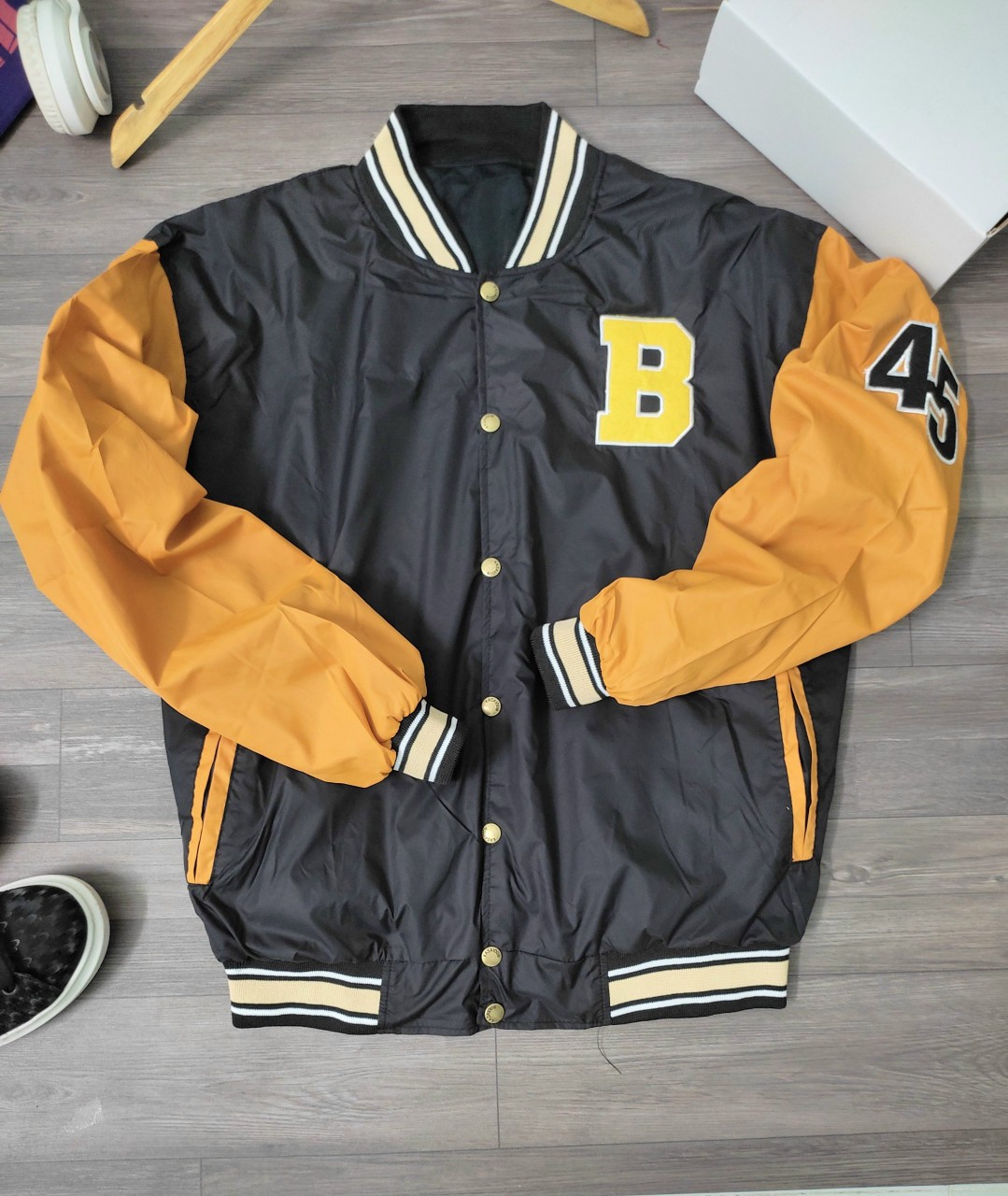 Áo Khóac Dù Das Kiểu Bomber Cúc Bấm Cánh Giơi in Logo Chữ B Lớn Kèm Số 45 Cách Tay. TP