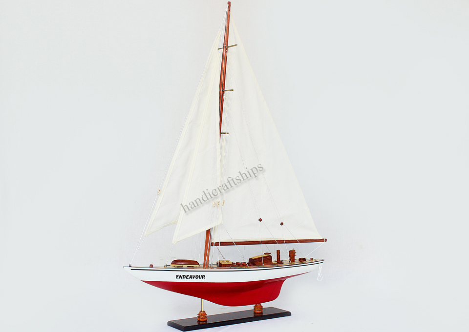 Thuận buồm xuôi gió Thuyền Endeavour 50cm (Đỏ - Trắng)