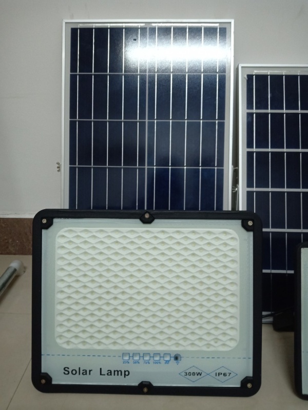 Bộ đèn pha led năng lượng mặt trời 300W- Thân nhôm, Có chế độ bật tắt tự động, IP67 chống nước tuyệt đối