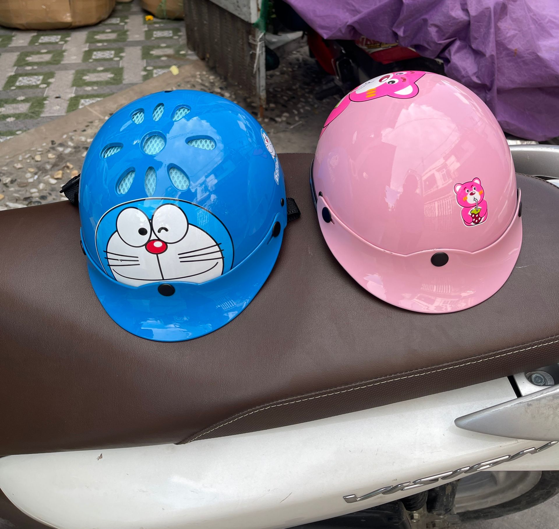 nón bảo hiểm dtoremon e bé từ 2 t đên 7 t(có tai)