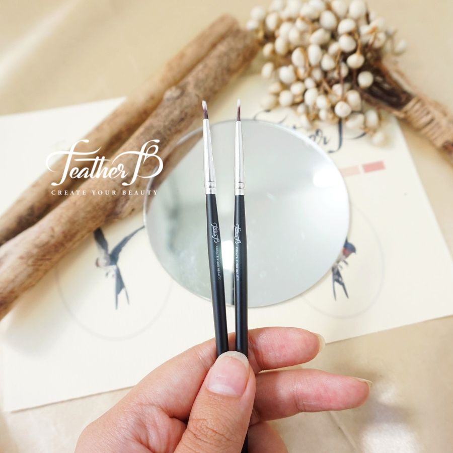Cọ Eyeliner Nhỏ Feather B - M250