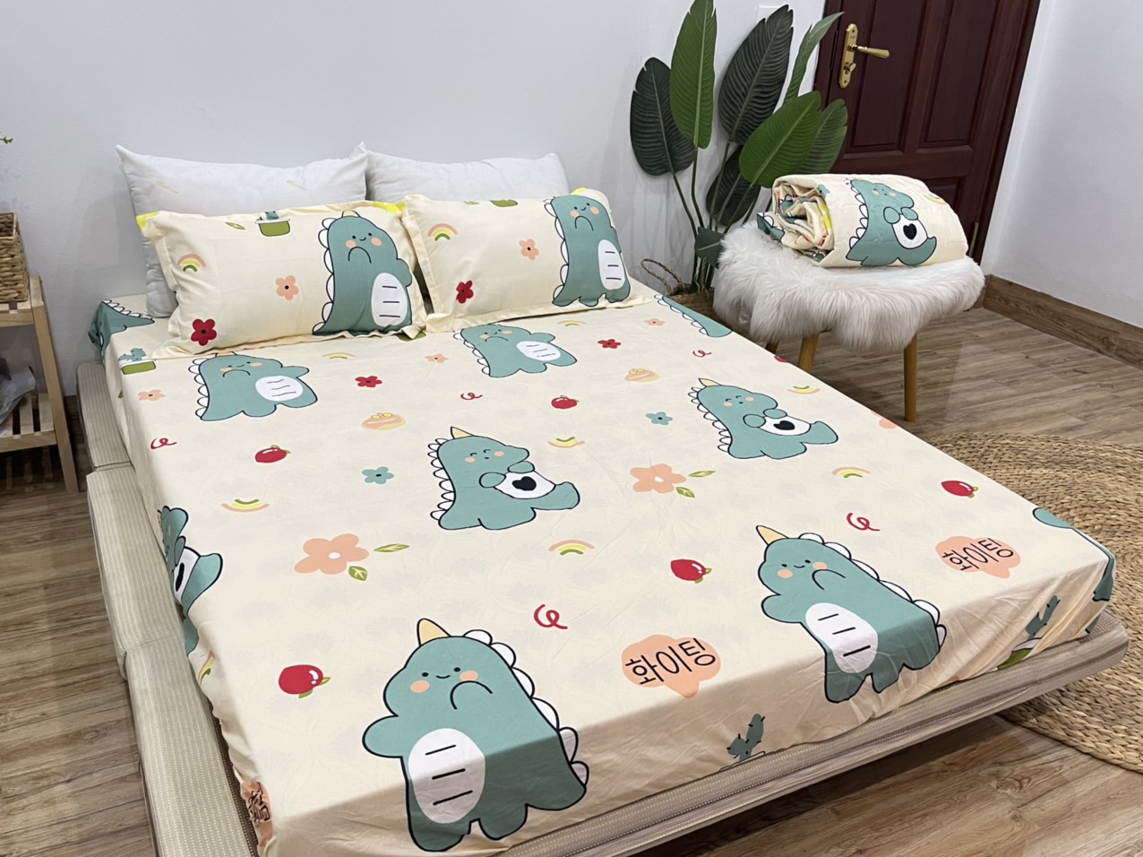 Set Ga Gối Mẫu Khủng Long Cà Chua CHM47 ( Gồm 1 ga bo chun, 2 vỏ gối nằm và 1 vỏ ôm )