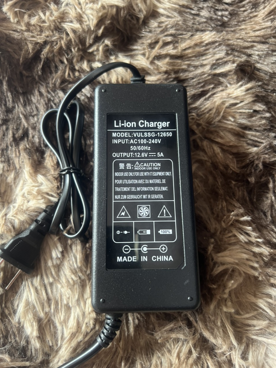 Sạc 3S 12.6V 5A có quạt và đèn báo đầy.