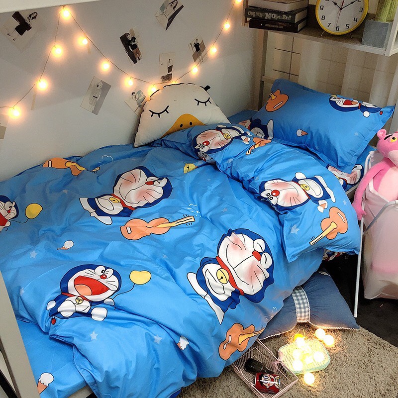 Set 4 Món Ga, 2 Gối, Vỏ Chăn Lồng Ruột Mẫu DORAEMON ĐÁNH ĐÀN