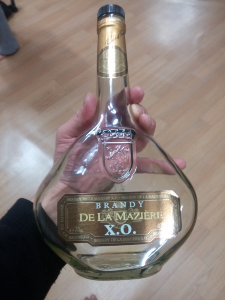 Vỏ chai thủy tinh XO dáng cao độc đáo