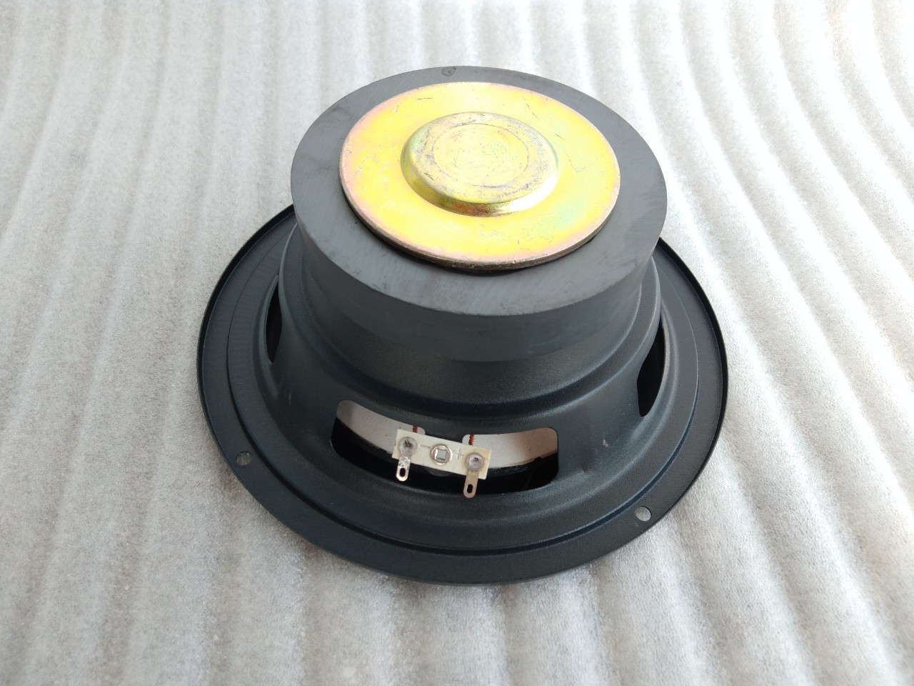 2 Bass Speakers 16 from 100 Rubber Ribs