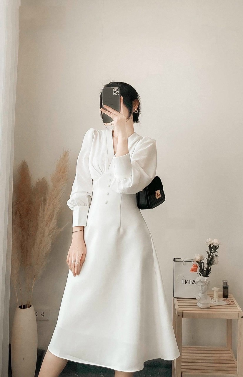 Đầm trắng cổ V nút bọc tay dài