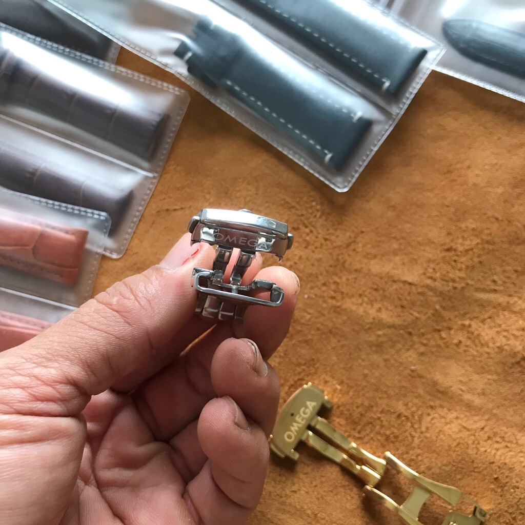 Khóa đồng hồ Omega cao cấp