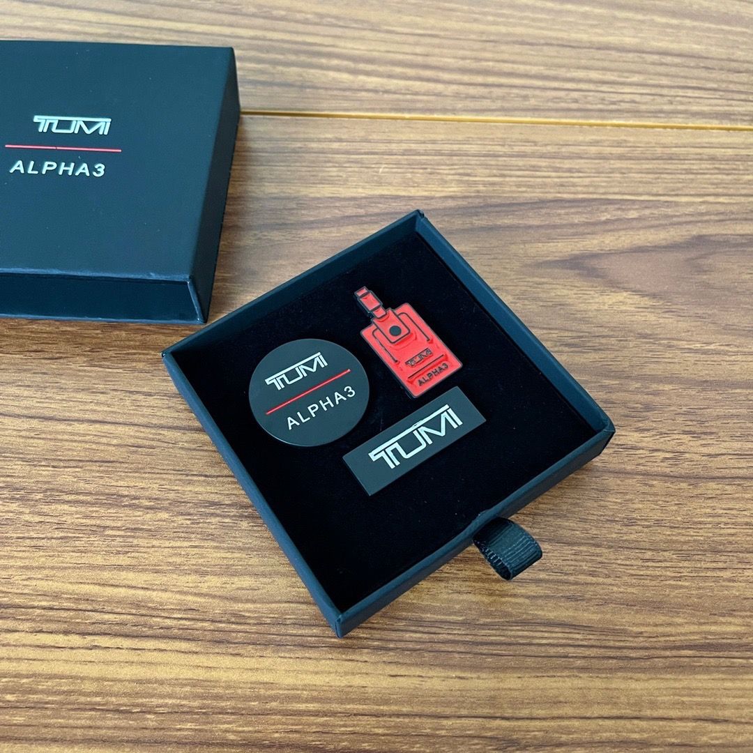 【free shipping】NEW TUMIˉClassic hardware badge sticker gift box!