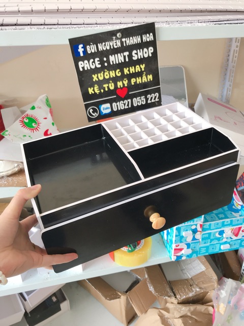 Kệ mỹ phẩm 35cm đại đen núm gỗ nhạt 24 ô son