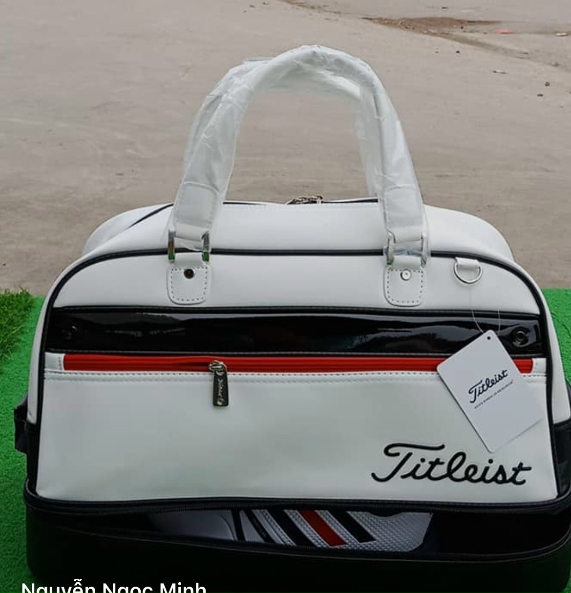 Túi đựng quần áo gôn nam nữ, Boston Titleist- chất liệu da bóng, không thám nước, dễ vệ sinh, có ngăn để giày riêng biệt