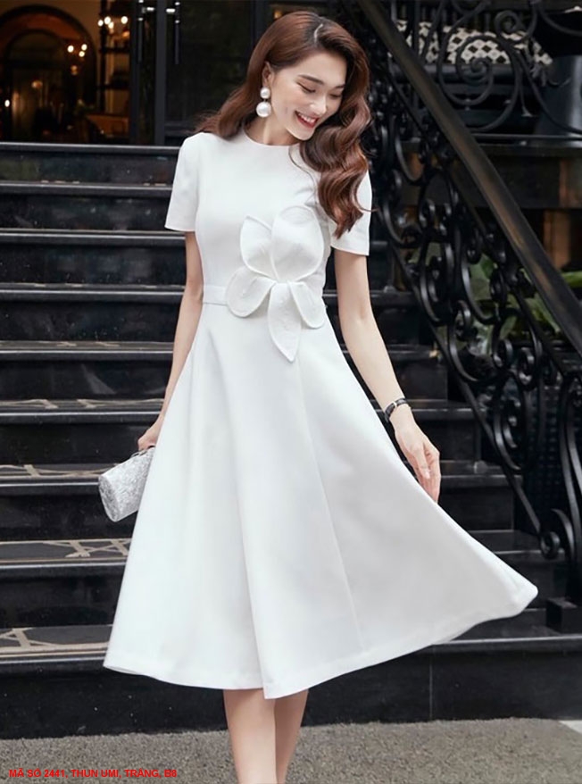 Đầm xòe màu trắng tay ngắn đính hoa mai bên eo