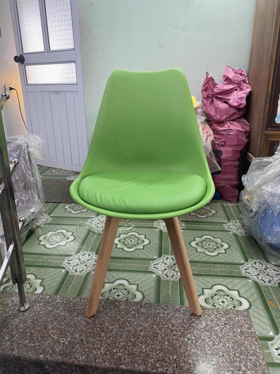 ghế eames chân gỗ có đệm