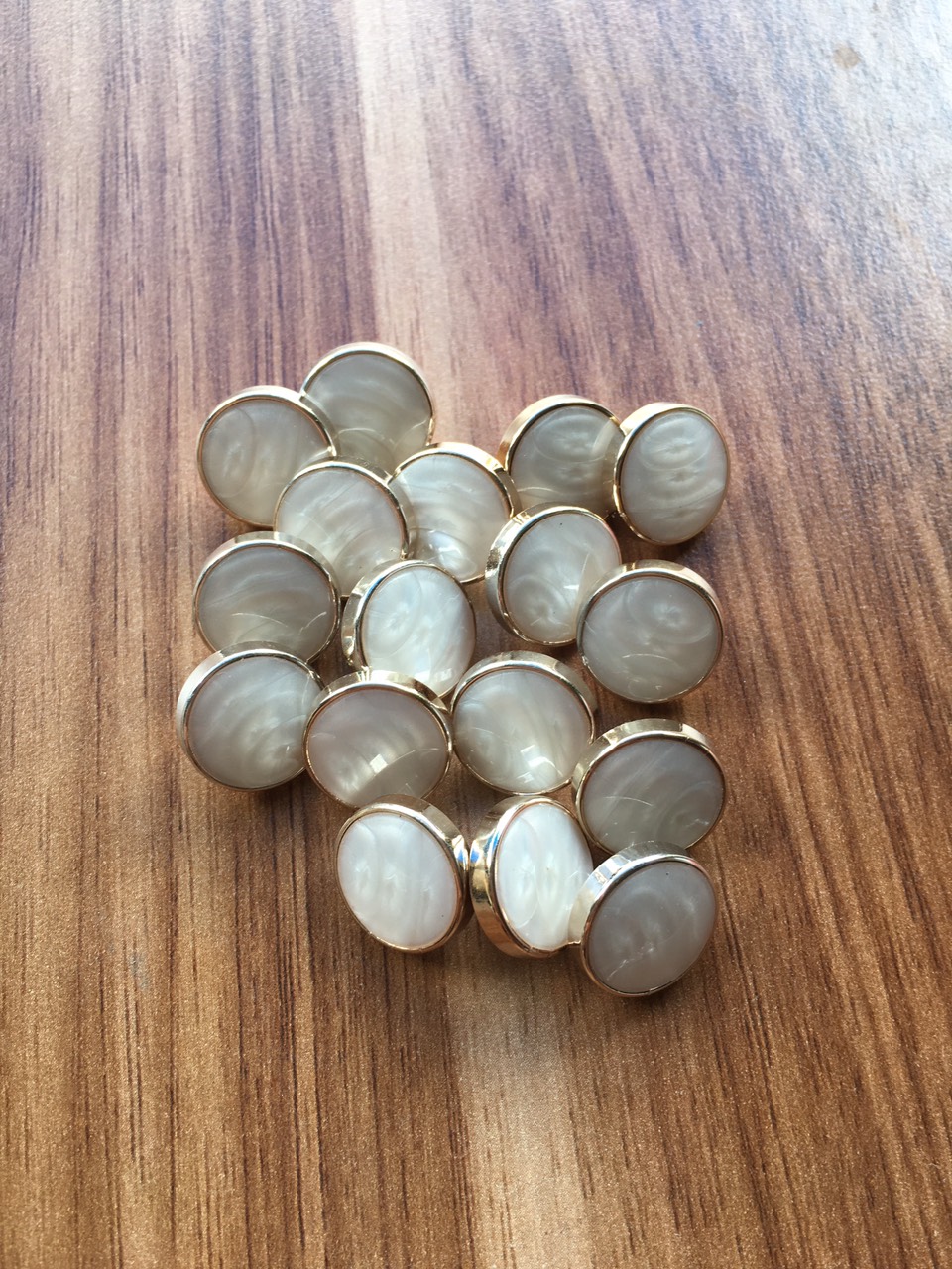 Nút áo dạ đường kính 1.5cm viền vàng đá trắng