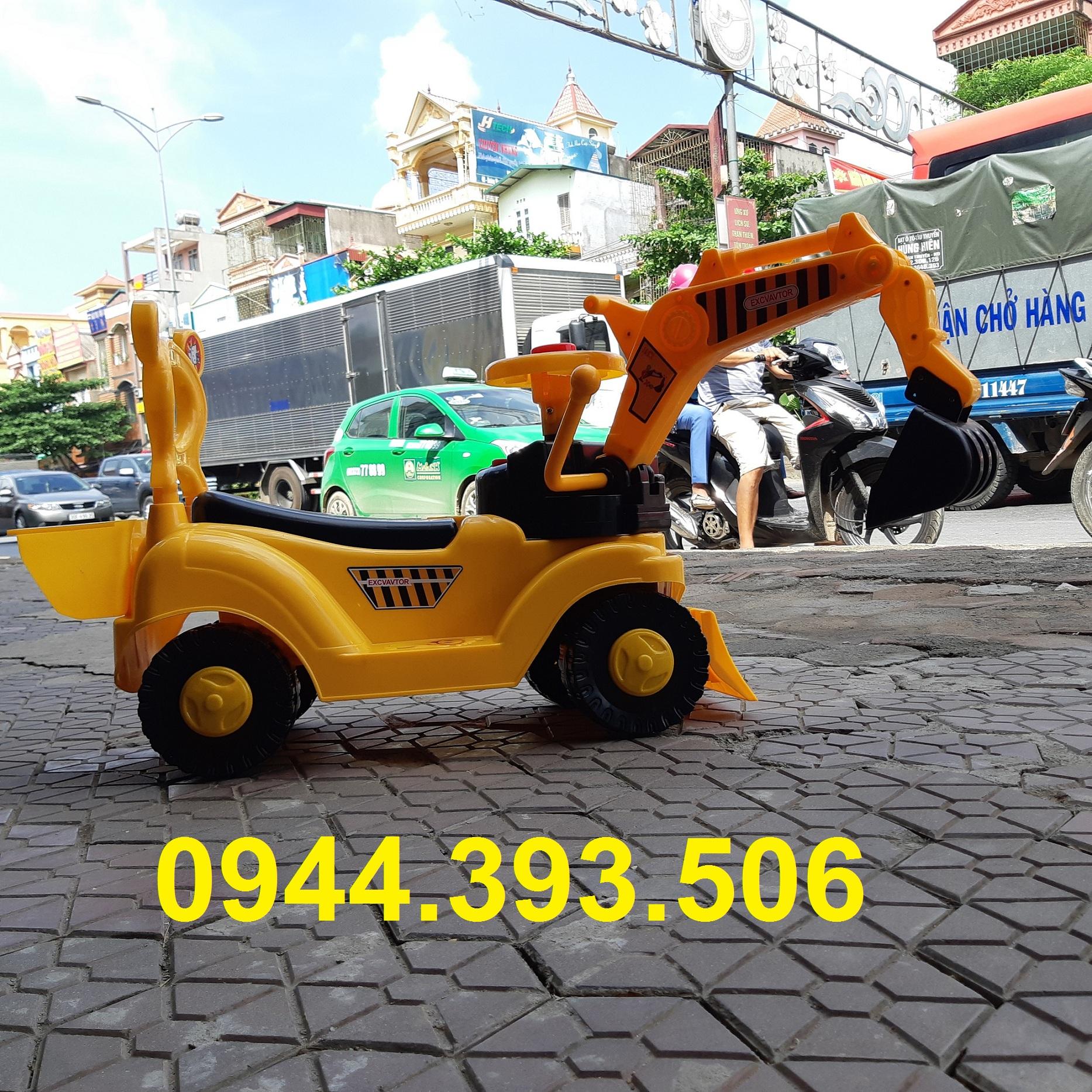 Xe chòi chân máy xúc điện cho bé (tặng kèm mũ bảo hiểm và gầu ngoạm)