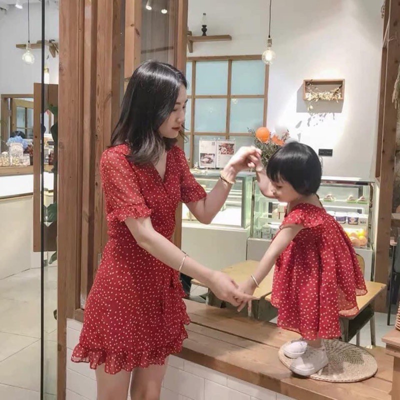 V415 - VÁY ĐÔI MẸ CON ĐỎ CHẤM BI NHÍ