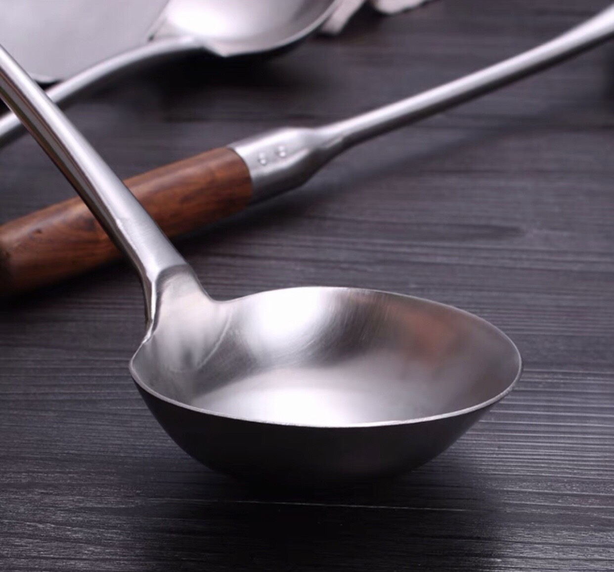 Vá xào inox kiểu đức cán gỗ cẩm lai