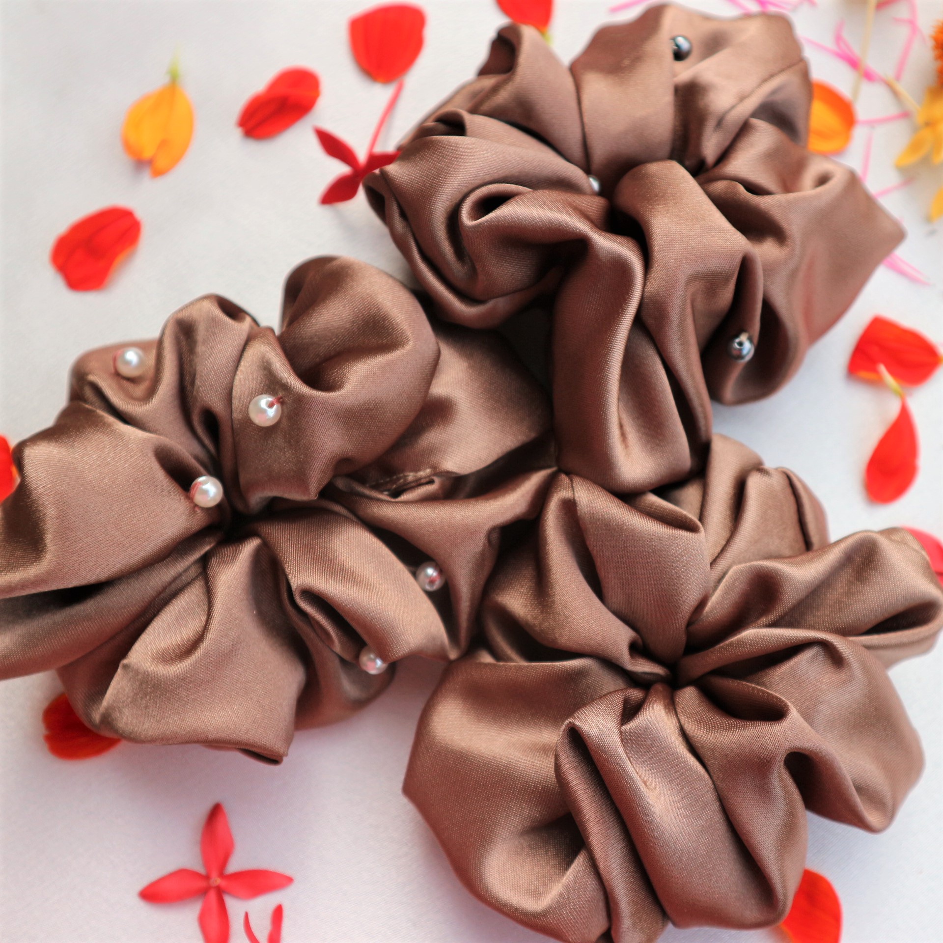 CỘT TÓC SCRUNCHIES ĐÍNH NGỌC TRA  2 CÁI RẺ BẤT NGỜ
