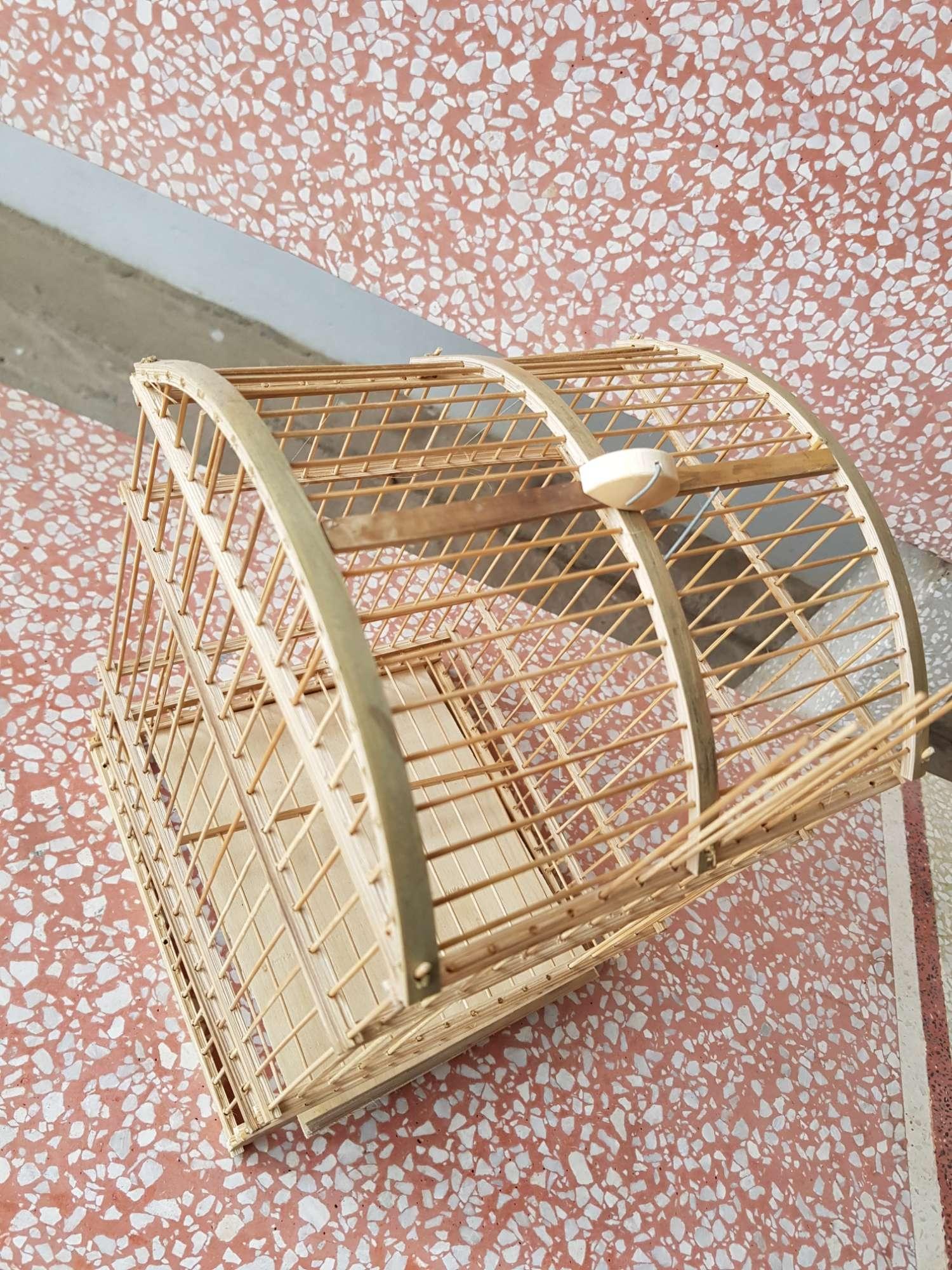 Lồng nuôi chim khuyên chất liệu tre