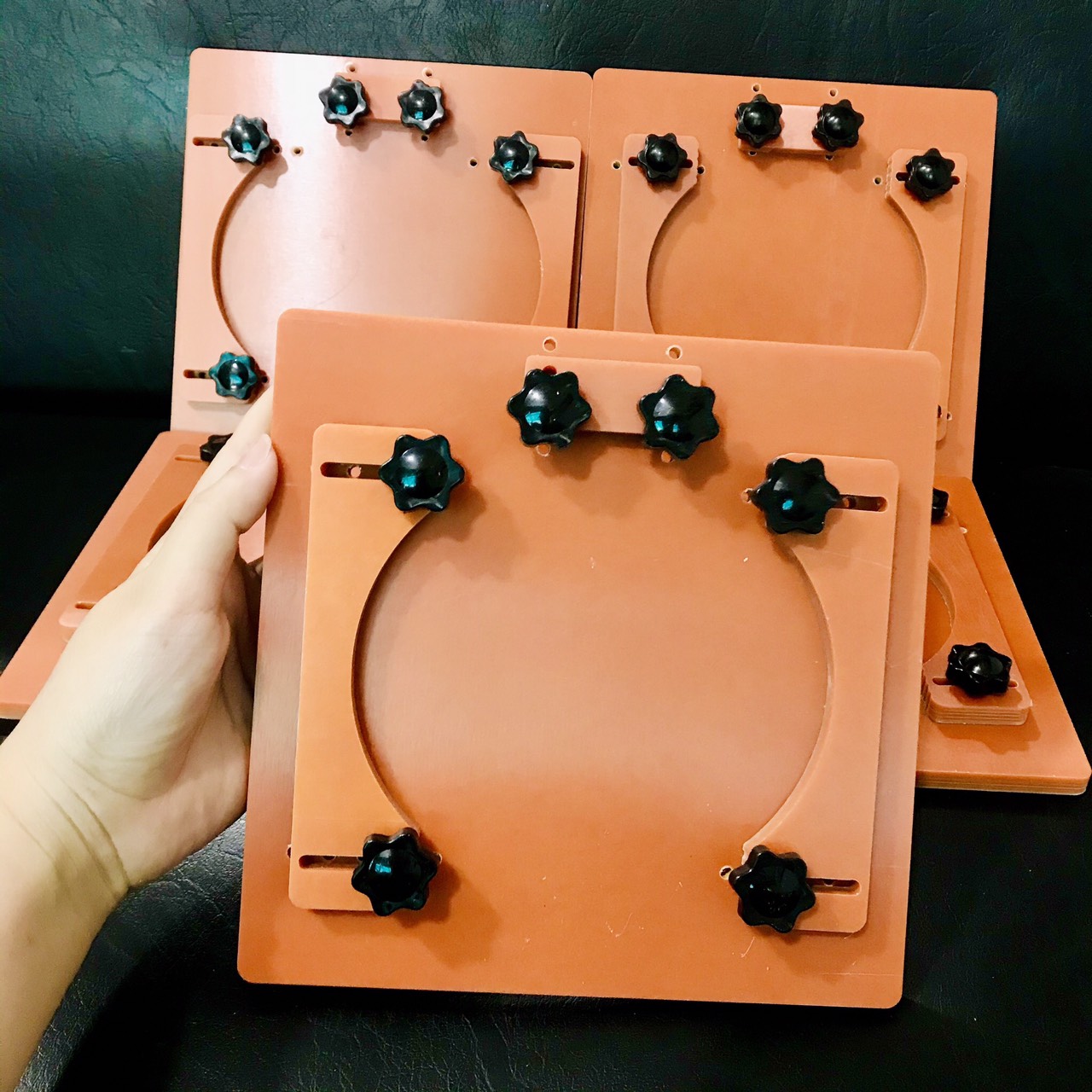Đế tách kính lưng và định vị iPhone