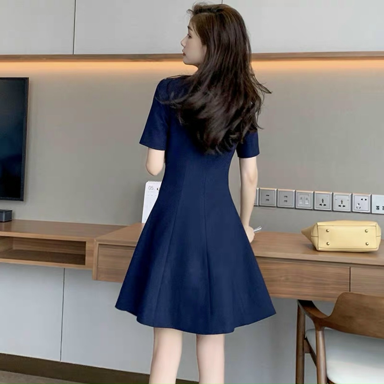 Đầm xanh đen cổ tròn nút trước