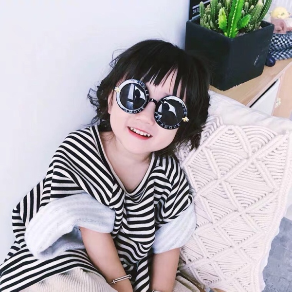 Giá bán Kính mắt cho bé - Kính râm Little Bee chữ cho bé trai bé gái chống tia UV phong cách Hàn Quốc KLB02